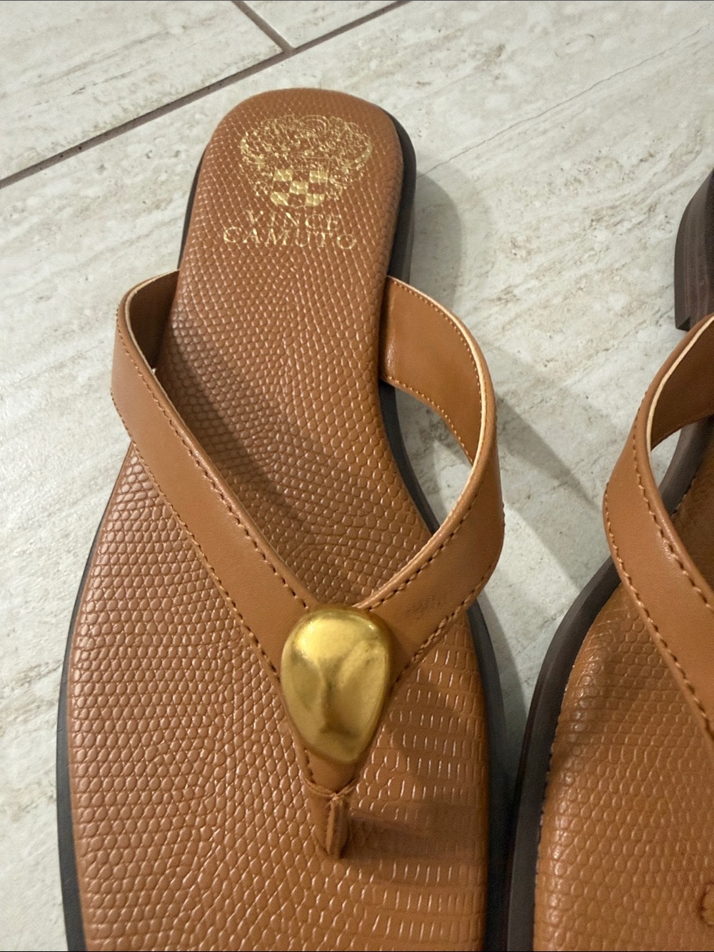 Vince Camuto Tan Leather Flip Flop Sandals with Gold Accent size 7.5 or 38 - Picture 2 of 7